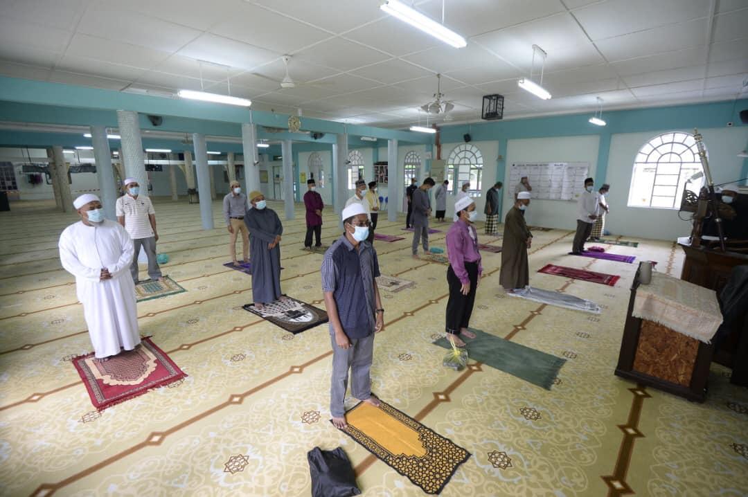 SIMULASI PEMATUHAN GARIS PANDUAN SOLAT BERJEMAAH DI MASJID ABU BAKAR TANAH RATA